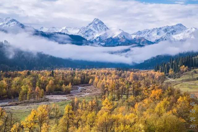 伊犁这个偏远的西部城市,新疆伊犁市靠近哪个位置