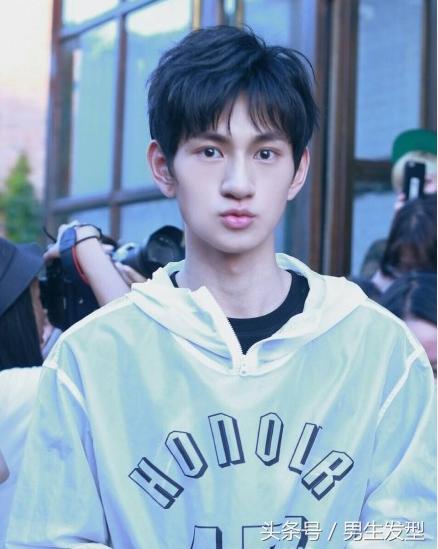 m字发际线男生发型2021流行发型,大学生男生发型2021流行发型
