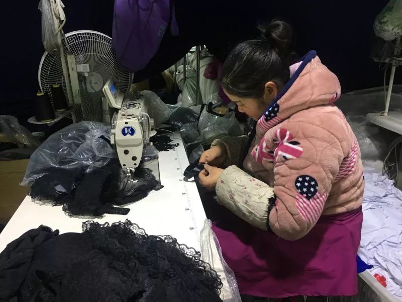 “情趣镇”女工，一群离“风情”最近的人