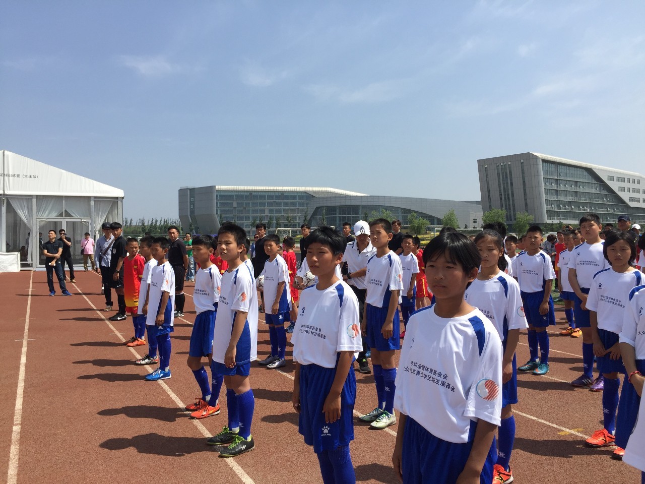 援助中国足球小将,公益足球帮助儿童