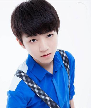 最流行学生男生的发型图片,发型男生碎发锅盖头