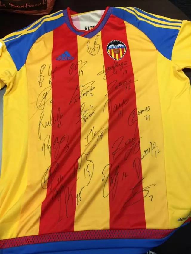 18岁中学生，获校友股票王赠送西甲球星签名球衣