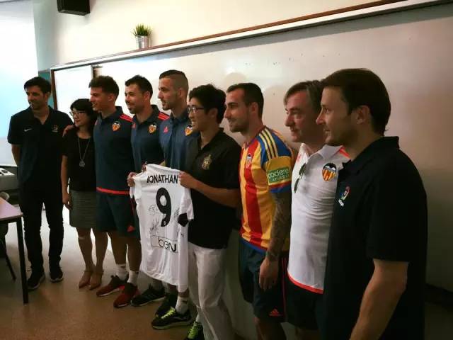 18岁中学生，获校友股票王赠送西甲球星签名球衣