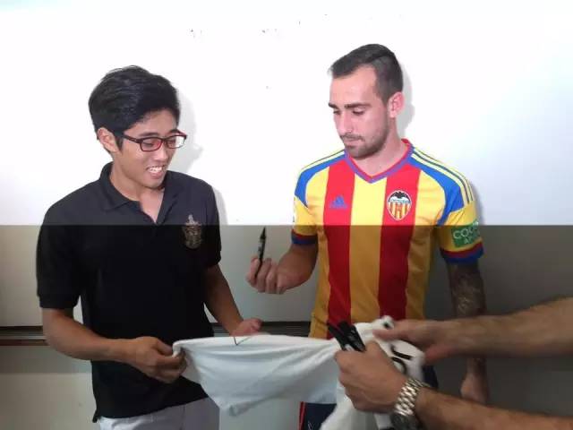 18岁中学生，获校友股票王赠送西甲球星签名球衣