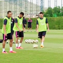 是天才也是逗逼！盘点足球场上那些逗逼青年