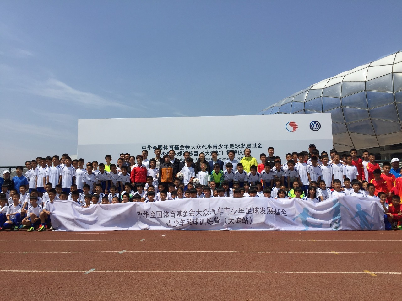 援助中国足球小将,公益足球帮助儿童