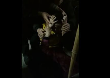 广东一男孩被家里狗咬伤，狂犬病发作学狗叫？微信视频疯传！真相却是……