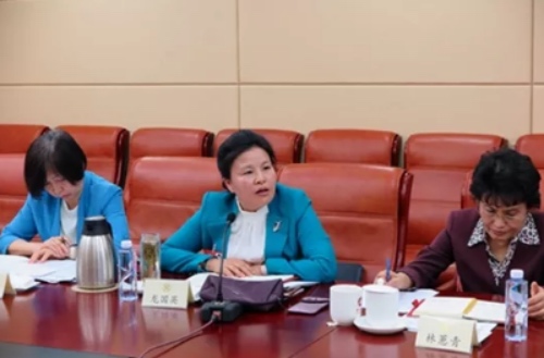 双刃剑体育成为大巴黎大陆及香港独家代理，猜猜羽生一双冰鞋拍出多少钱？｜懒熊早知道