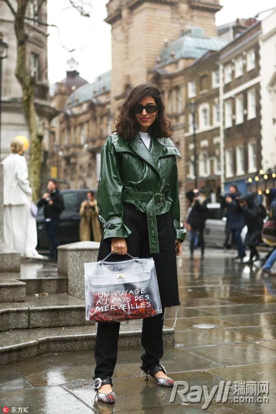 穿上透明PVC秒变“塑料姐妹花”从此阴天下雨都不怕