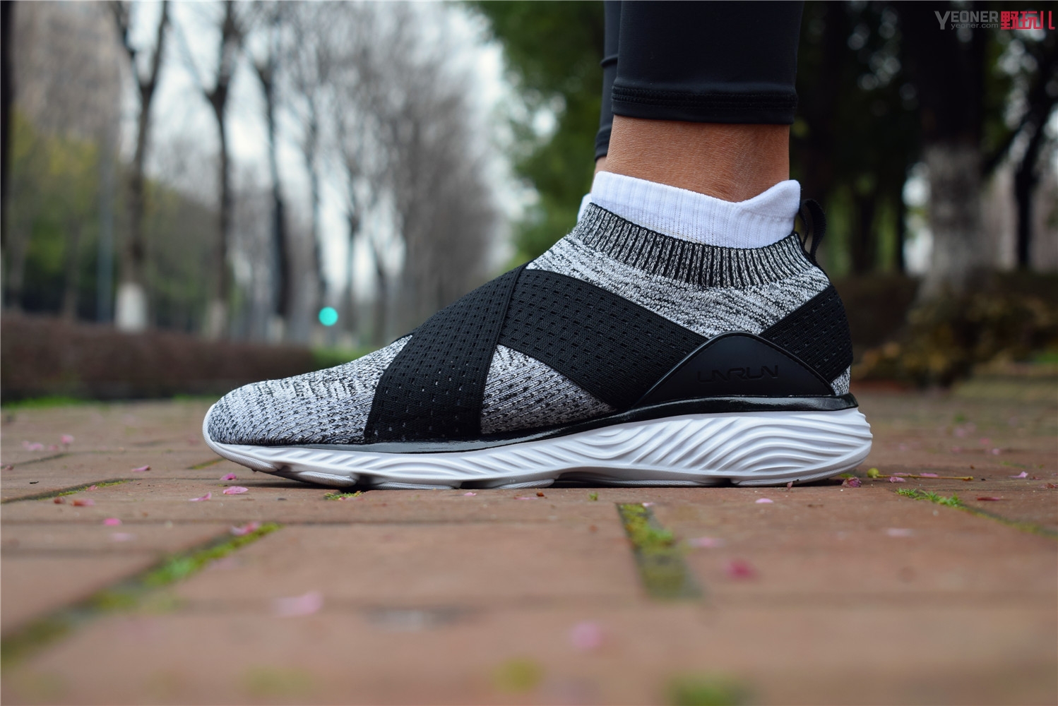 穿马拉松袜子跑步脚疼,李宁跑鞋袜套式