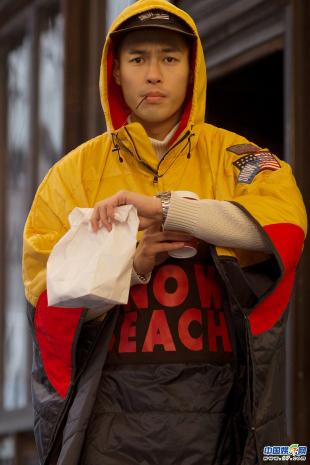 杨祐宁化身“纽约客”现身美国街头引围观