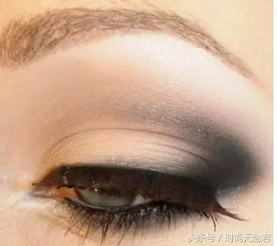 如何化眼影看起来眼睛没那么深邃,如何用一盘多色眼影化全妆