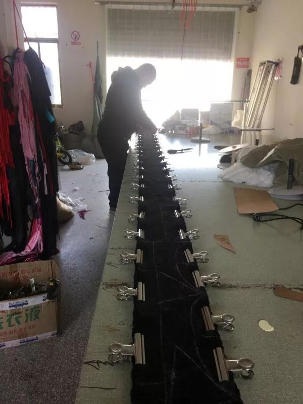 “情趣镇”女工，一群离“风情”最近的人