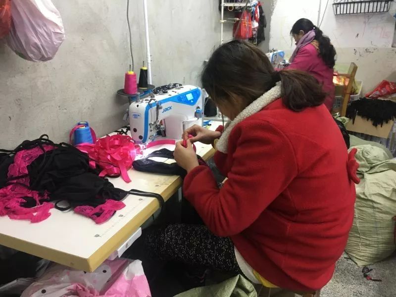 “情趣镇”女工，一群离“风情”最近的人
