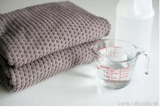 衣服上有霉渍怎么才能快速清除,过季衣服黄渍洗涤的小窍门