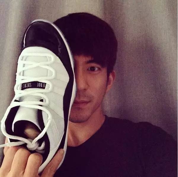 白色NMD、AJ简直防不胜防！看看Icon们夏天爱穿的小白鞋