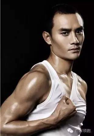 男神王凯：饭前健身房，饭后楼下慢跑衣架子是这样练成的