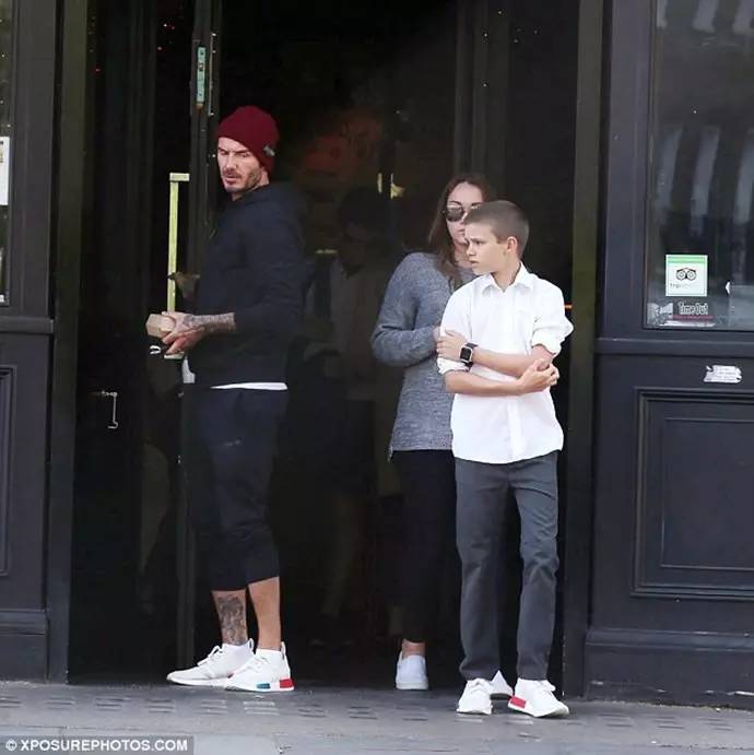 白色NMD、AJ简直防不胜防！看看Icon们夏天爱穿的小白鞋