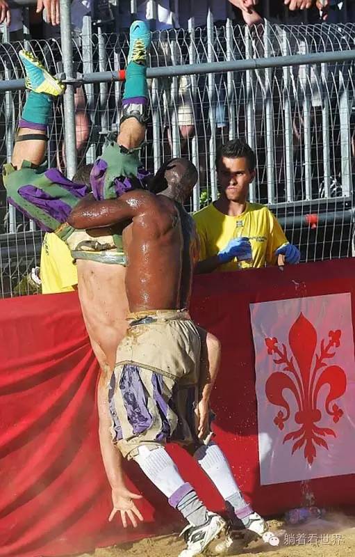 奇葩进球足球比赛视频,足球最奇葩的比赛