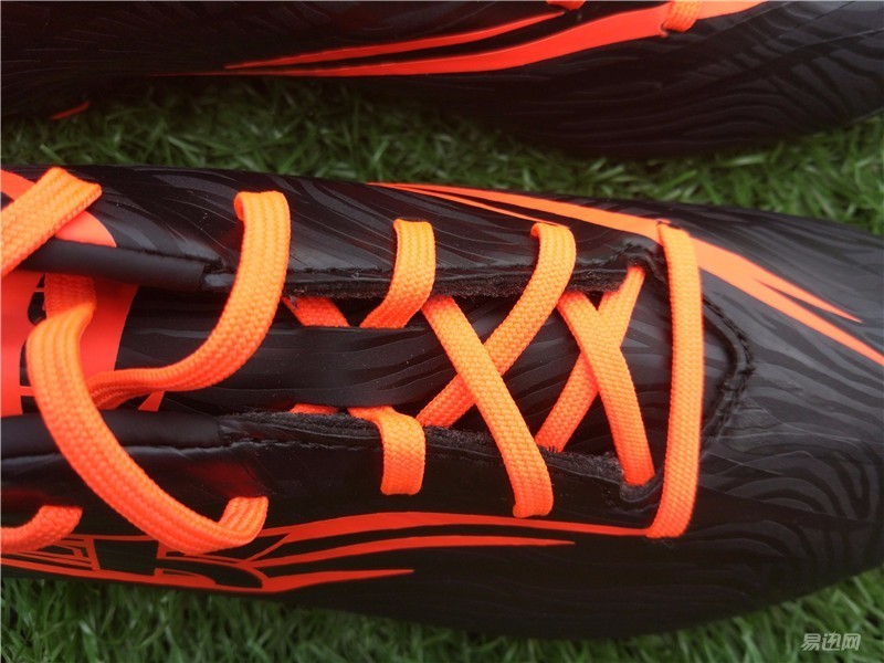 迪卡侬agility500mg足球鞋,开箱白红色的迪卡侬足球鞋
