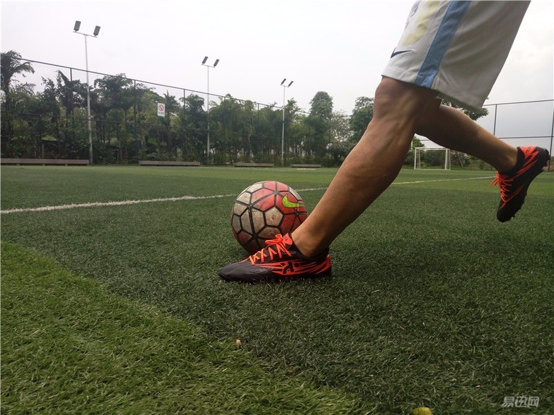 迪卡侬agility500mg足球鞋,开箱白红色的迪卡侬足球鞋