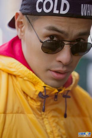 杨祐宁化身“纽约客”现身美国街头引围观