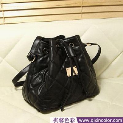 经典的菱格图案,粉色菱格包怎么搭配衣服