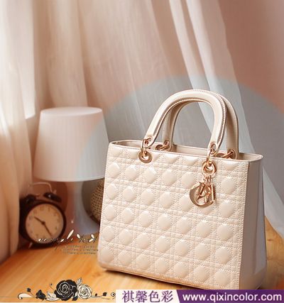 经典的菱格图案,粉色菱格包怎么搭配衣服