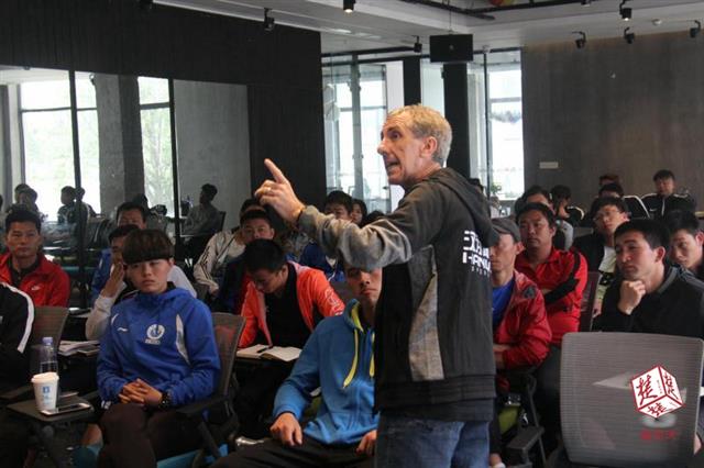 会四国外语,会多国语言的国足球员