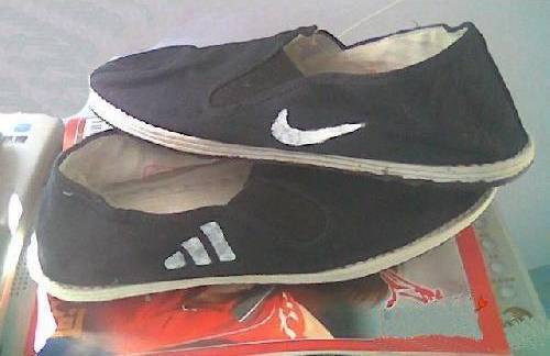 一双篮球鞋成本大概多少钱,一双篮球鞋上印有城市