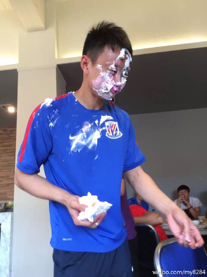 李帅和郜林,李帅拥抱郜林