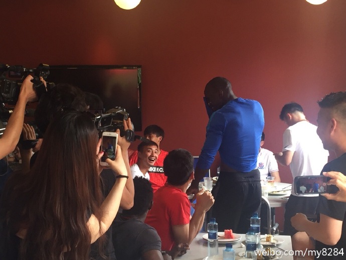 李帅和郜林,李帅拥抱郜林