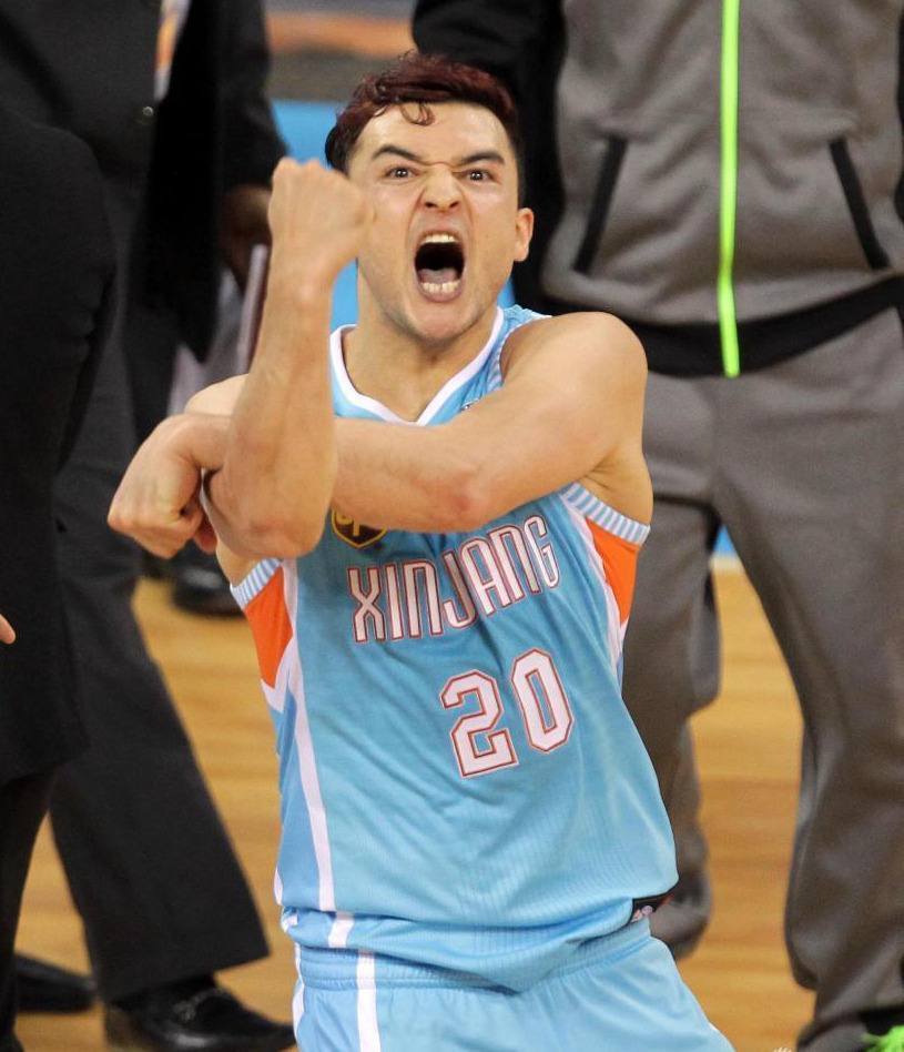 迪亚涅天津泰达,迪亚兹晒球衣被罚牌