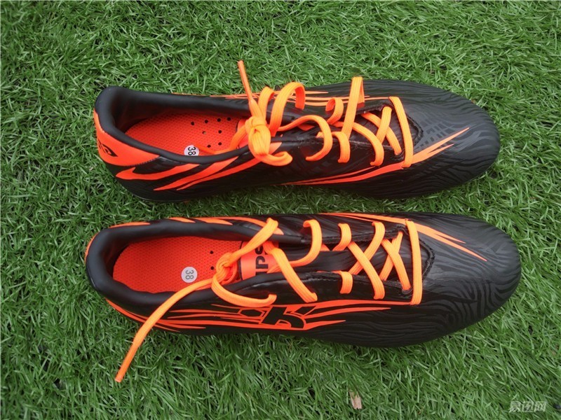 迪卡侬agility500mg足球鞋,开箱白红色的迪卡侬足球鞋