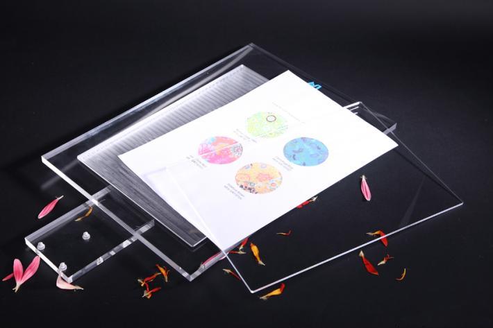 它神奇到可以让光线拐弯，毛主席像章都曾用它制作