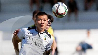 打碎德国豪门的中国前锋，留洋回归陷低谷，终成替补奇兵打动铁帅