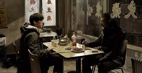 一双篮球鞋成本大概多少钱,一双篮球鞋上印有城市