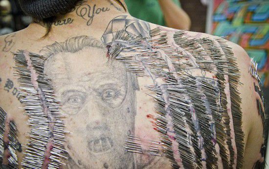 纹身满背被扎针,纹身看着都疼的视频