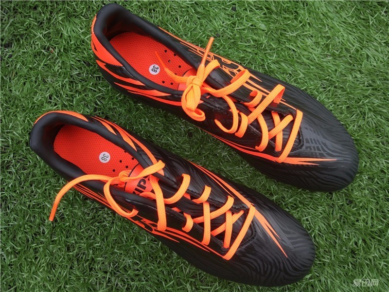 迪卡侬agility500mg足球鞋,开箱白红色的迪卡侬足球鞋