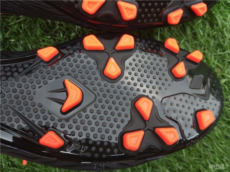 迪卡侬agility500mg足球鞋,开箱白红色的迪卡侬足球鞋