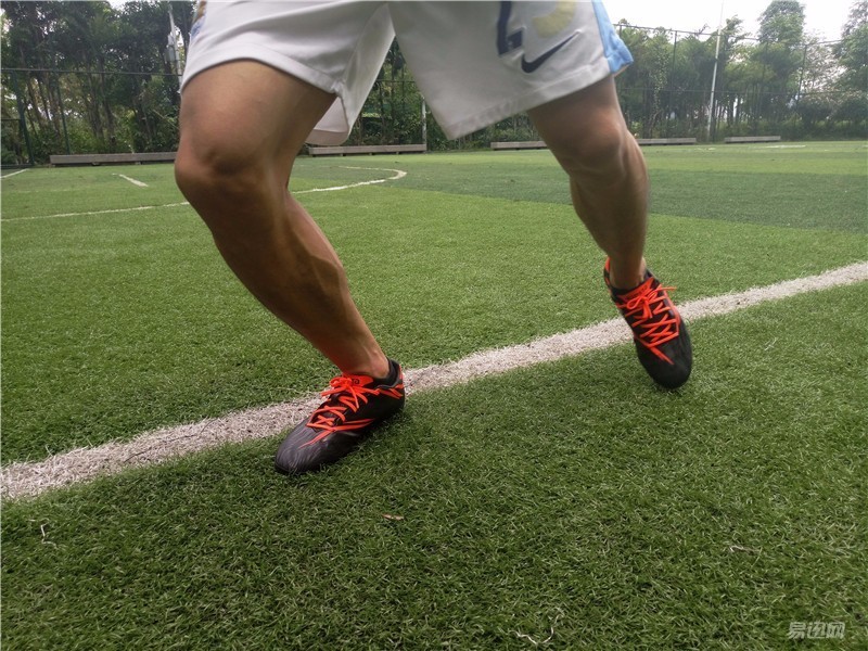 迪卡侬agility500mg足球鞋,开箱白红色的迪卡侬足球鞋