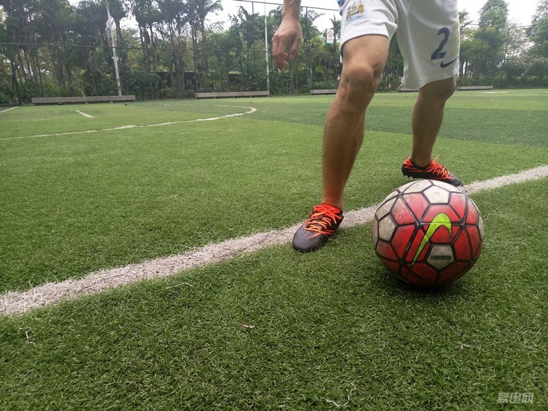 迪卡侬agility500mg足球鞋,开箱白红色的迪卡侬足球鞋