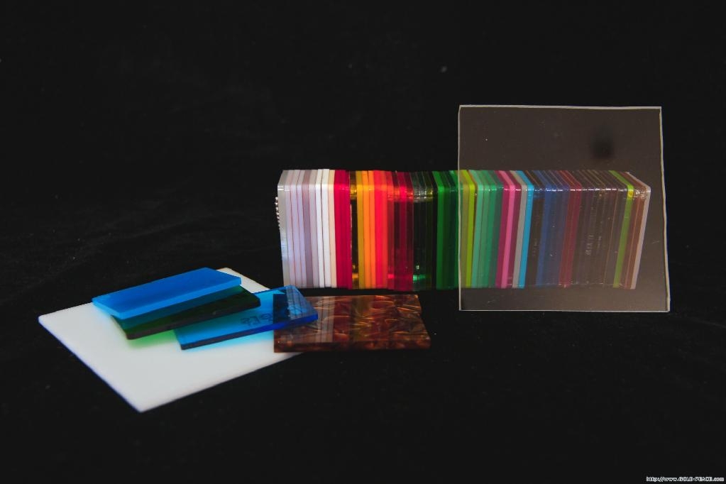 它神奇到可以让光线拐弯，毛主席像章都曾用它制作