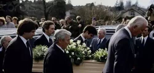 拥有奥黛丽赫本的优雅,奥黛丽赫本一生把优雅做到了极致