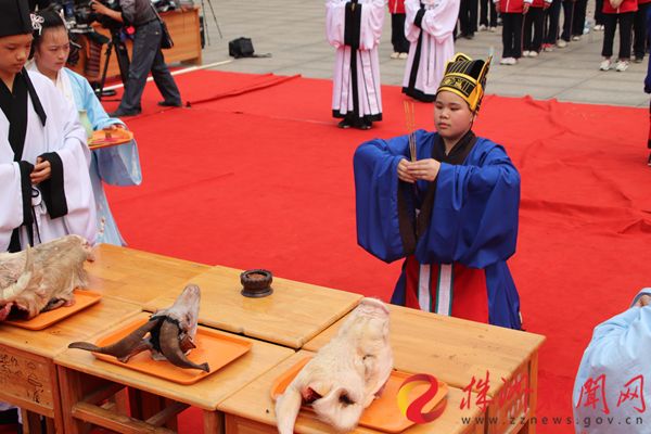 师生徒步祭奠英烈国花学校,荷塘区流芳园