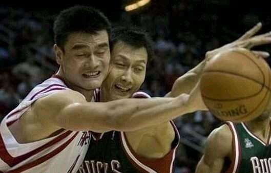 nba球员展示姚明的照片,nba姚明经典名场面照片