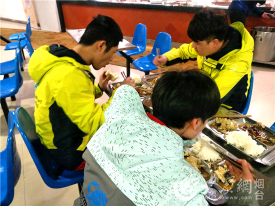 烟台：驯养师与海狮伙伴“贝克”的故事