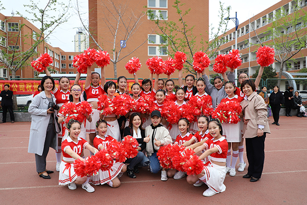 秀出绚丽舞姿点亮绿茵梦想——临沂九中举行啦啦*比操**赛暨“强晟”杯校园足球联赛开幕式