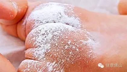 小孩热痱子的最佳处理方法,娃儿热起痱子了一般多久能好