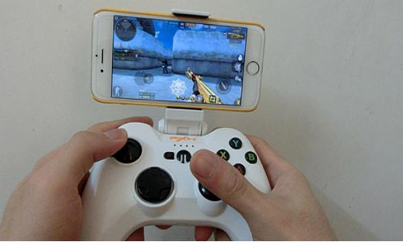 撸CF手游？莱仕达手柄教你如何躺着爆头！